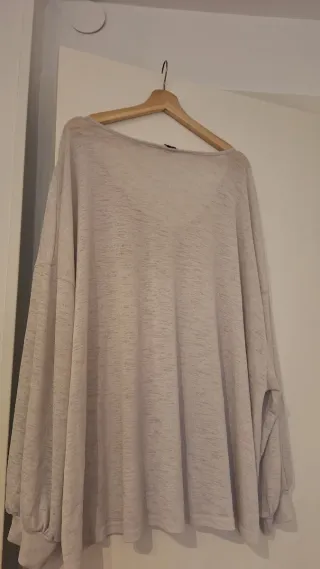 Camiseta beige manga larga escote pico