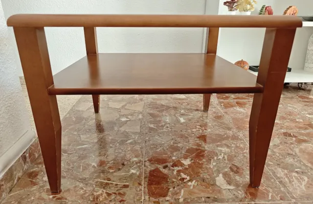 Mesa auxiliar de sala em madeira e vidro