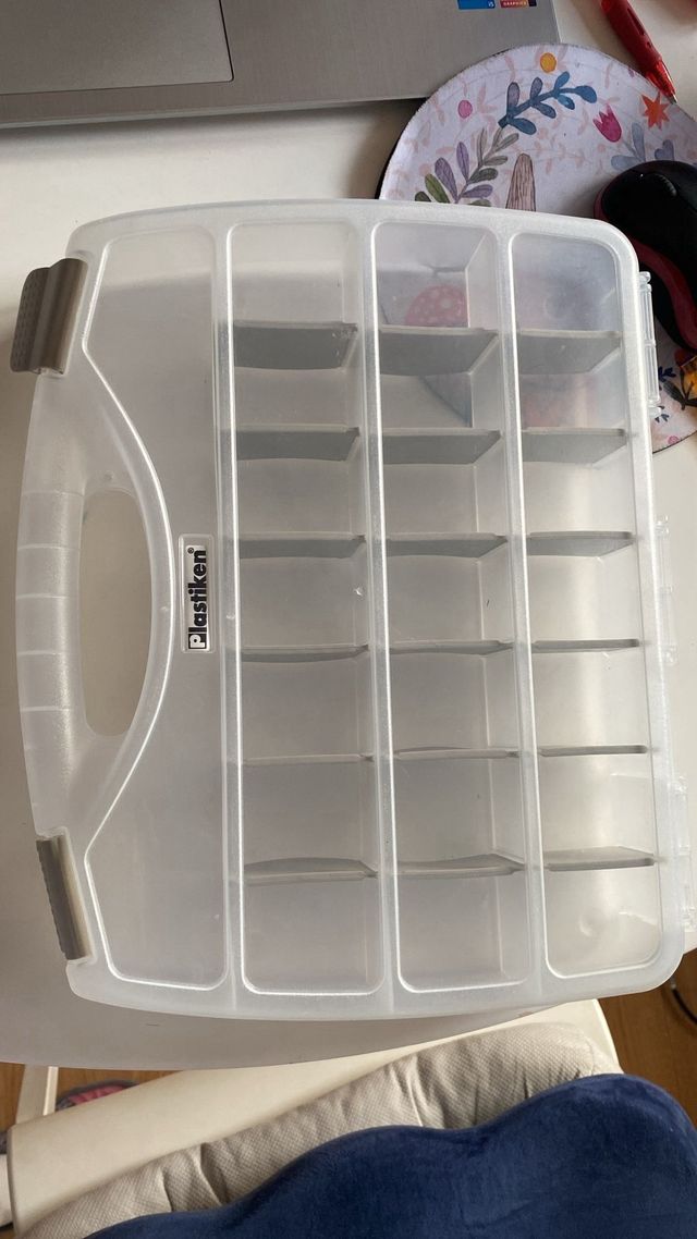 Lote de clips para chupeteros y caja con tapa