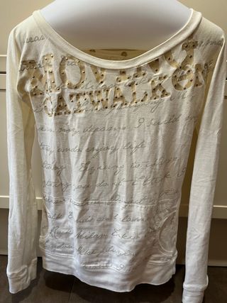 Camiseta cuello barco con tachuelas