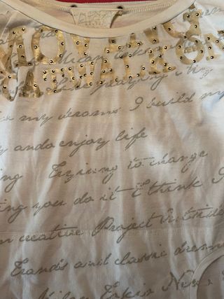 Camiseta cuello barco con tachuelas