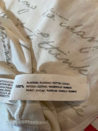 Camiseta cuello barco con tachuelas