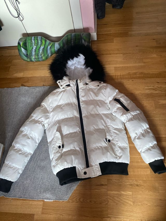 Abrigo blanco con capucha y pelo negro