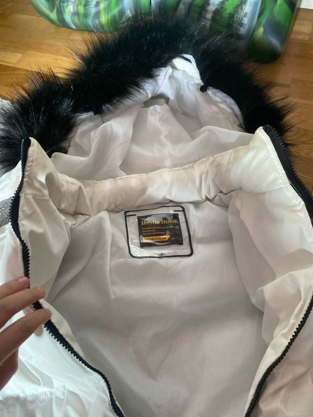 Abrigo blanco con capucha y pelo negro