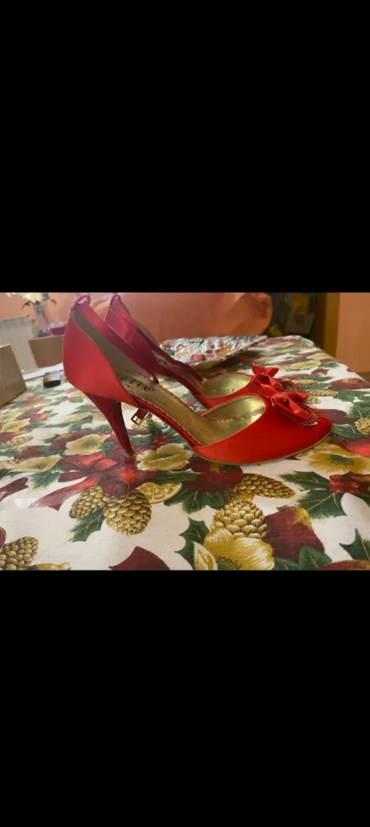 Scarpe tacco raso rosse con fiocco