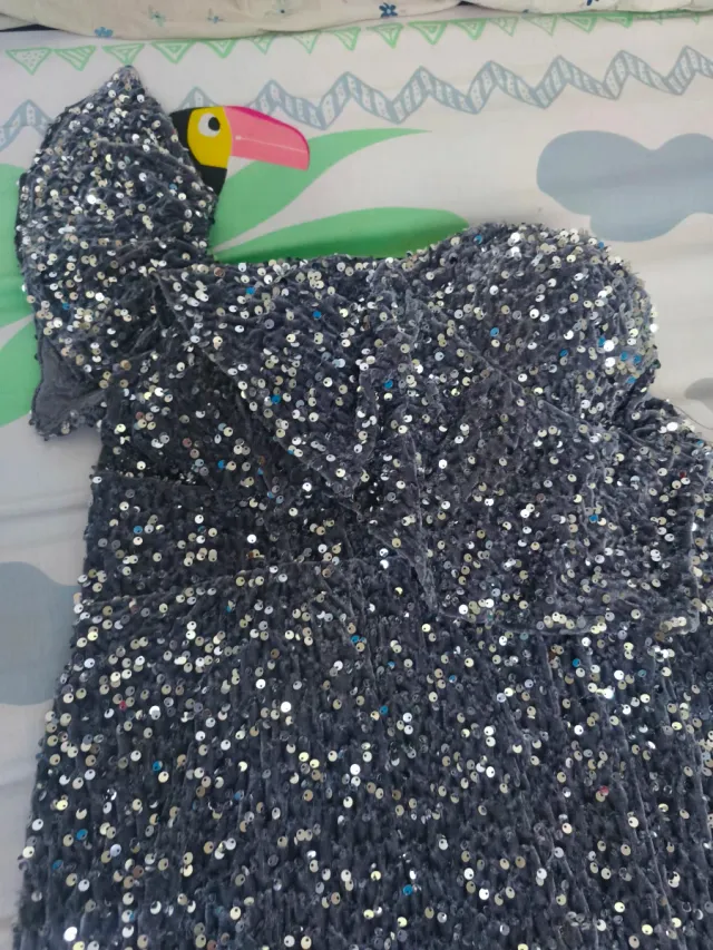 Vestido de fiesta plateado con lentejuelas