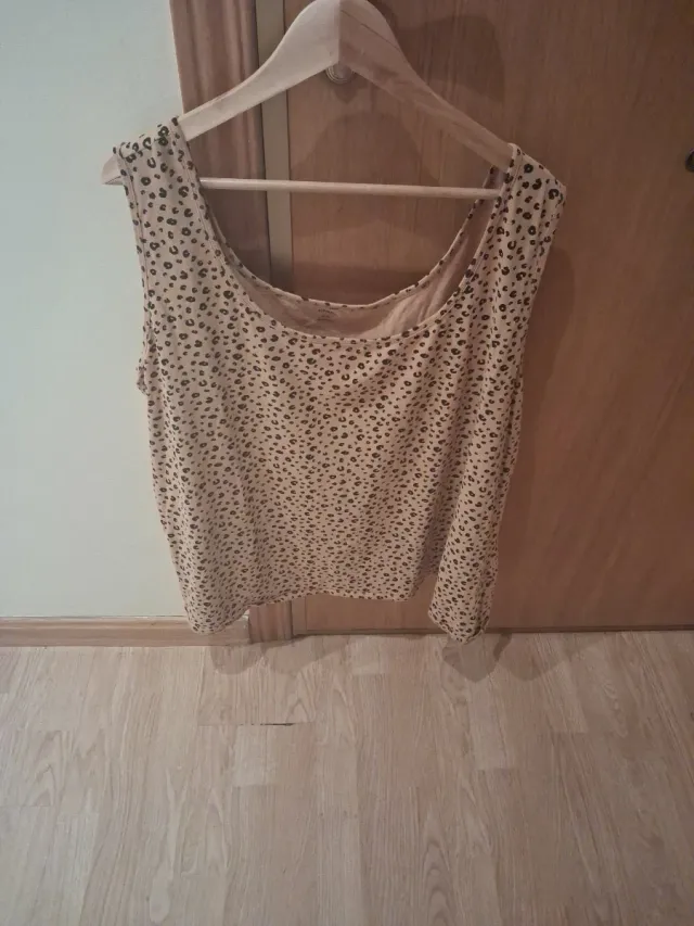 Camisa de verano beige con estampado