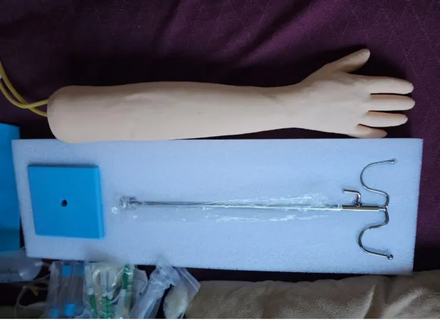 Brazo de entrenamiento IV y Flebotomía