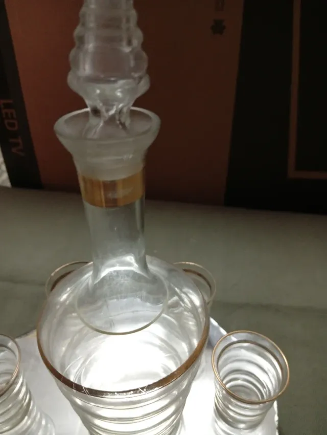 Juego Licorera Cristal y Metal Dorado