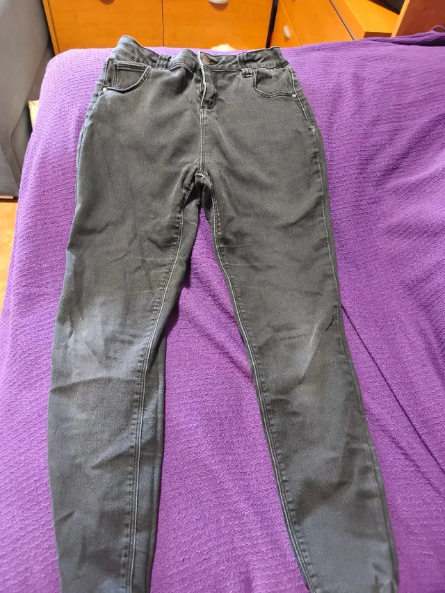 Pantalones grises ajustados