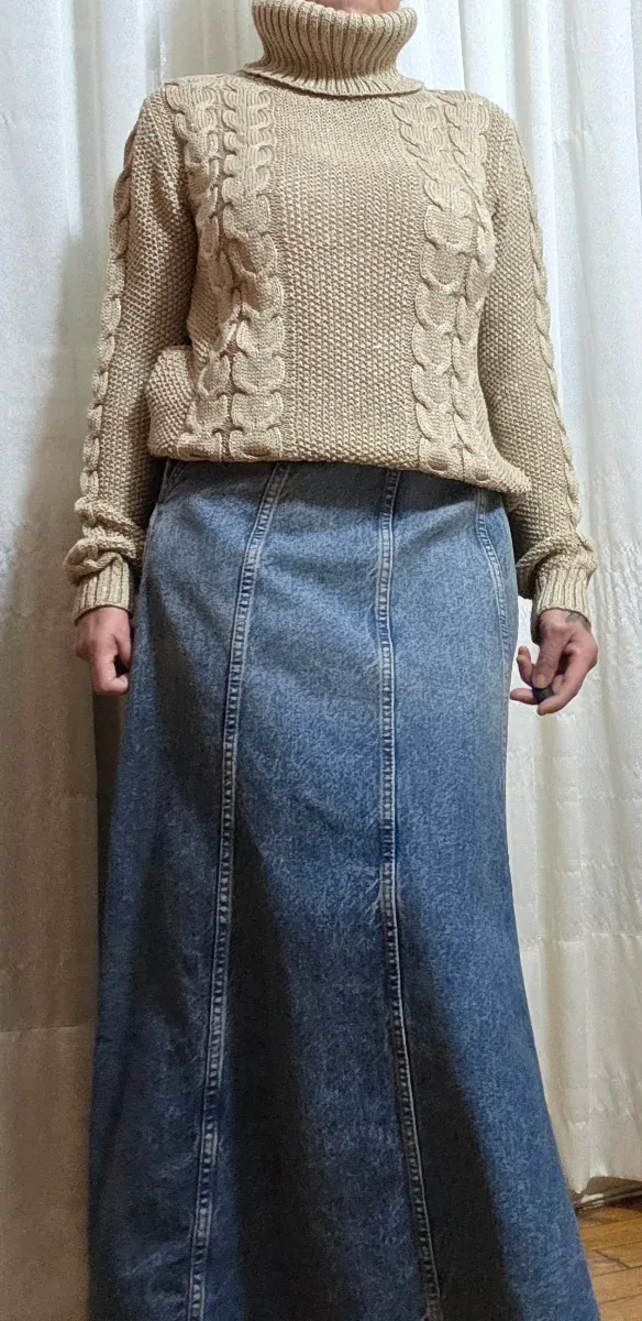 Jersey de ochos beige y falda vaquera