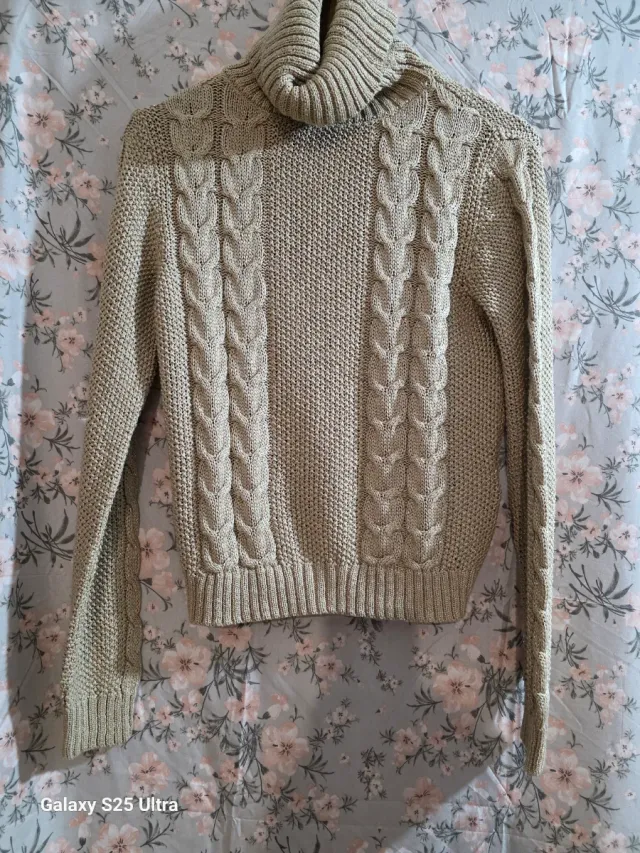 Jersey de ochos beige y falda vaquera