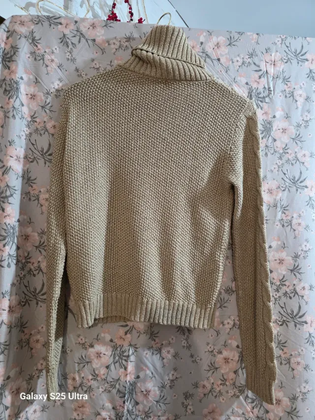 Jersey de ochos beige y falda vaquera