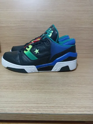 Zapatillas Converse Negras/Azules/Verdes.