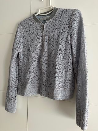 Chaqueta Zara encaje gris y azul.