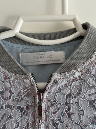 Chaqueta Zara encaje gris y azul.