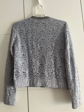 Chaqueta Zara encaje gris y azul.