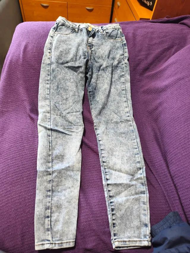 Pantalón vaquero niña efecto desgastado