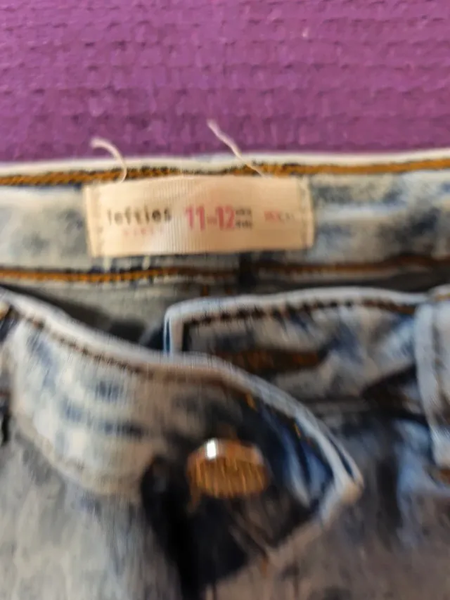 Pantalón vaquero niña efecto desgastado