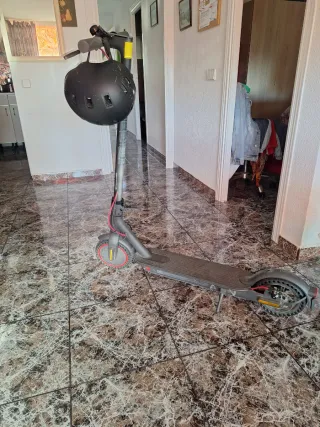 Patinete eléctrico gris