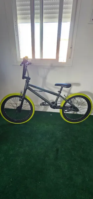 Bicicleta BMX con ruedas amarillas