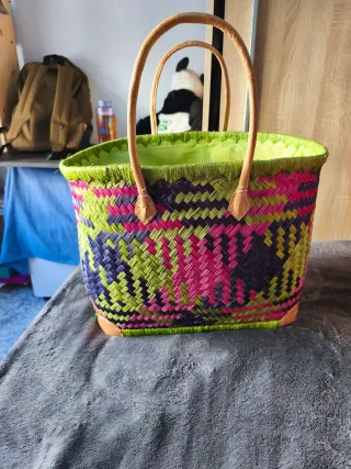 Cesta/bolsa natural tejida a mano.