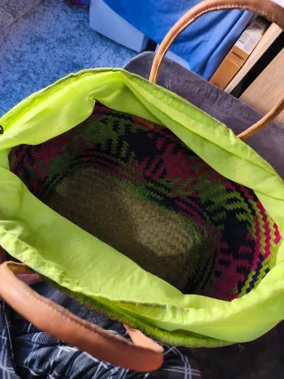 Cesta/bolsa natural tejida a mano.