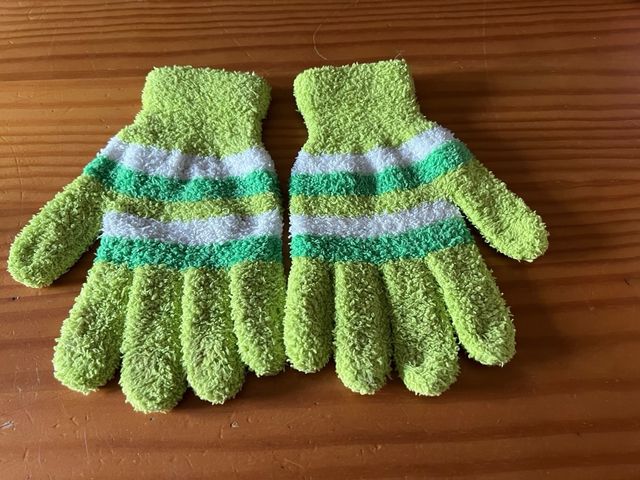 Top gris FABULOUS y guantes suave verdes.