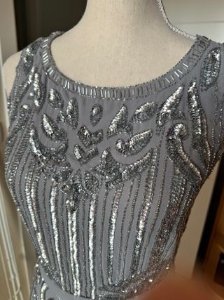 Vestido de fiesta plateado gasa con pedrería