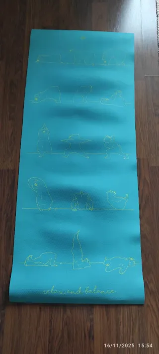 Colchoneta de yoga azul con dibujos