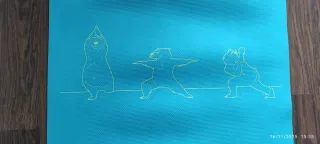 Colchoneta de yoga azul con dibujos