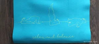 Colchoneta de yoga azul con dibujos