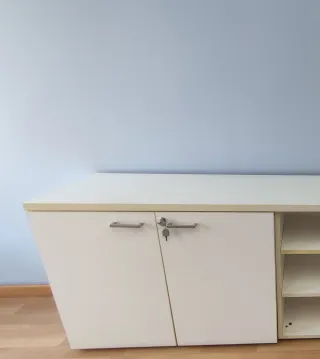 Mobile lungo ufficio con 2 armadi