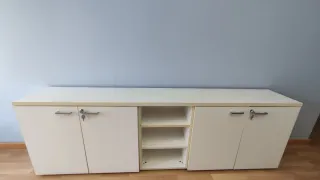 Mobile lungo ufficio con 2 armadi