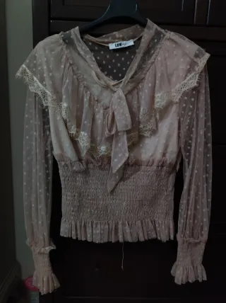 Blusa rosa antico con pois e pizzo