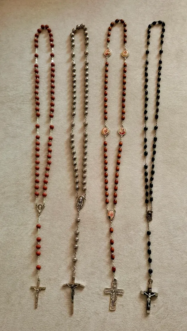 Lote de once  rosarios.