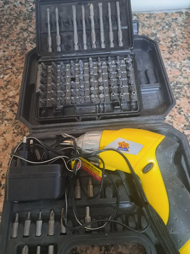 Trapano elettrico con set di punte