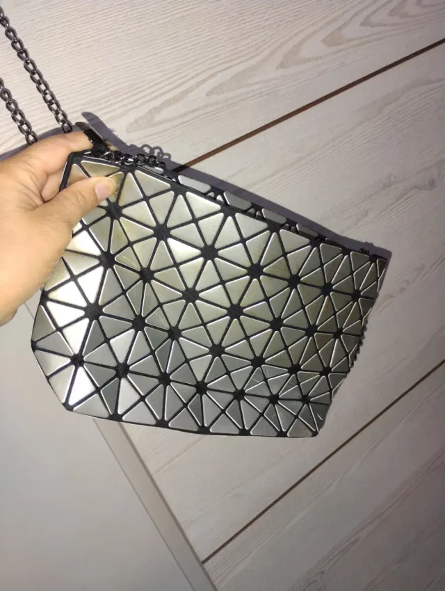 Bolso plateado geométrico