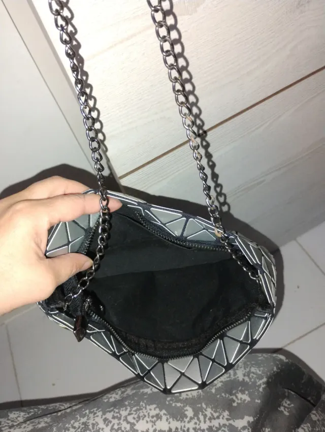 Bolso plateado geométrico