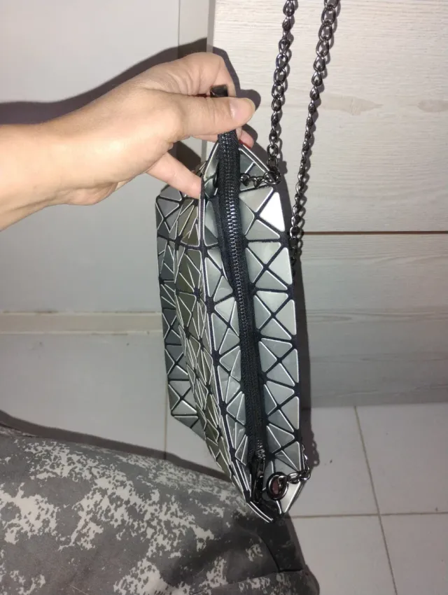Bolso plateado geométrico