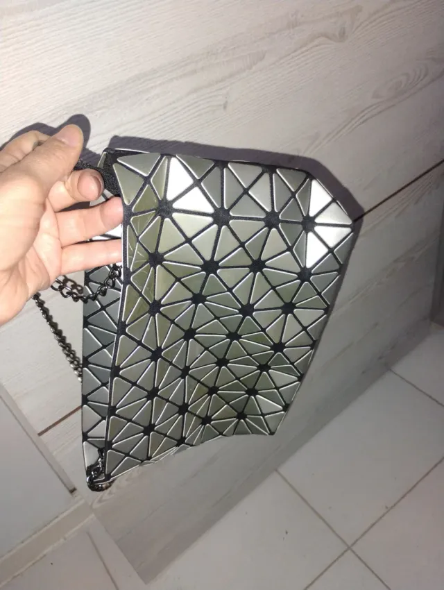 Bolso plateado geométrico