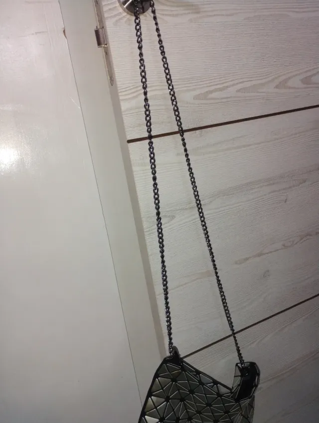 Bolso plateado geométrico