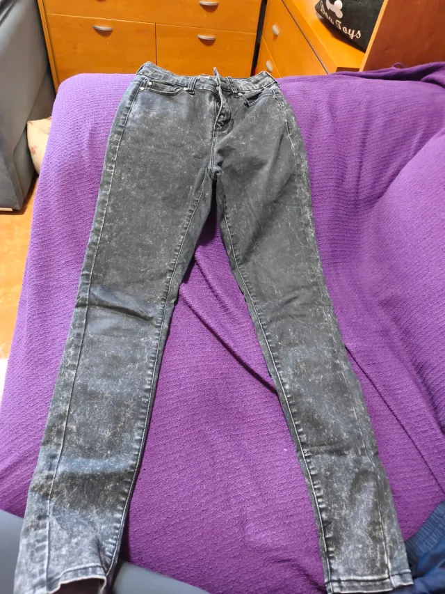 Vaqueros negros desgastados niña