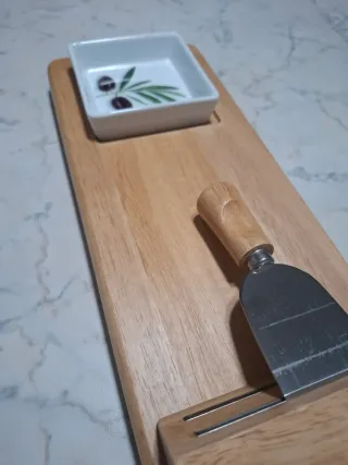Tagliere per formaggi con ciotola