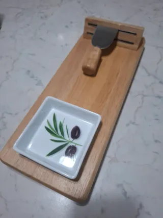 Tagliere per formaggi con ciotola