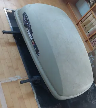 Cofre portaequipaje para el coche.