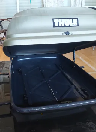 Cofre portaequipaje para el coche.