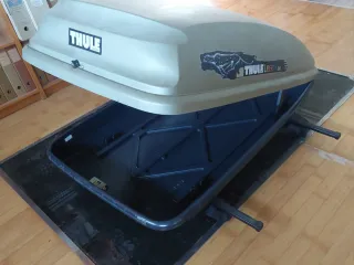 Cofre portaequipaje para el coche.