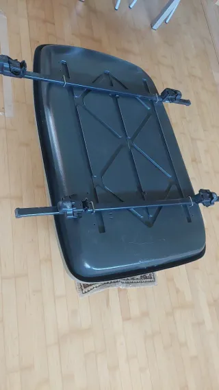 Cofre portaequipaje para el coche.