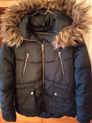 Cazadora de invierno negra con capucha